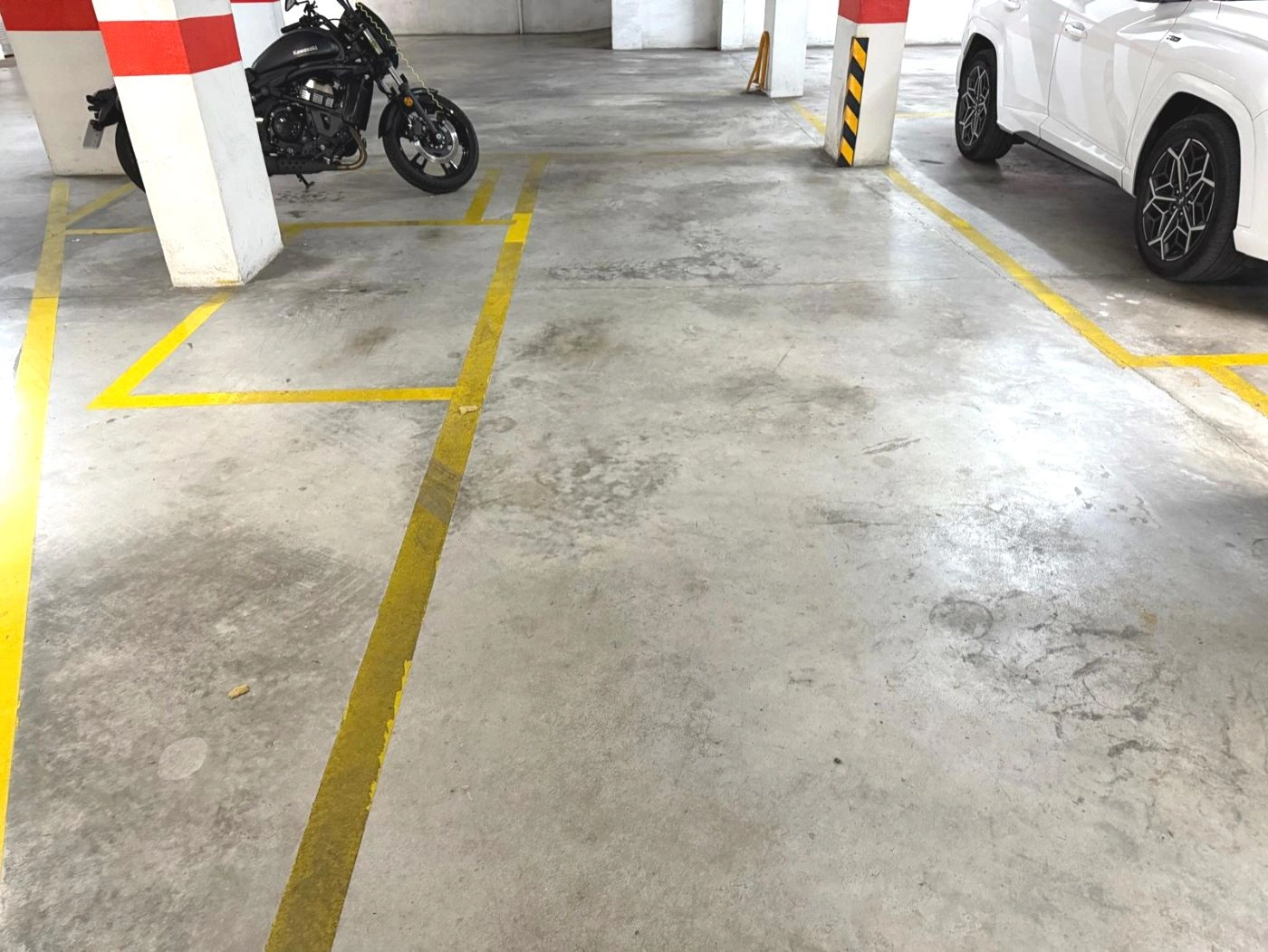 G51 - Large garage in the heart of Calpe – 30 m², Double capacity + Motorcycle parking.