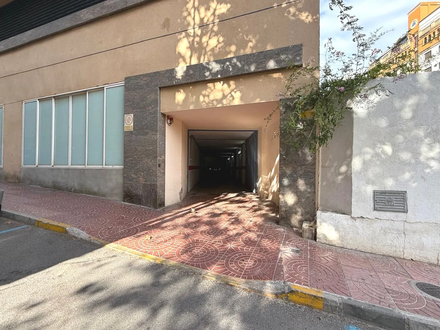G51 - Large garage in the heart of Calpe – 30 m², Double capacity + Motorcycle parking.
