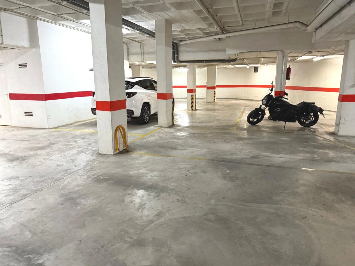 G51 - Large garage in the heart of Calpe – 30 m², Double capacity + Motorcycle parking.