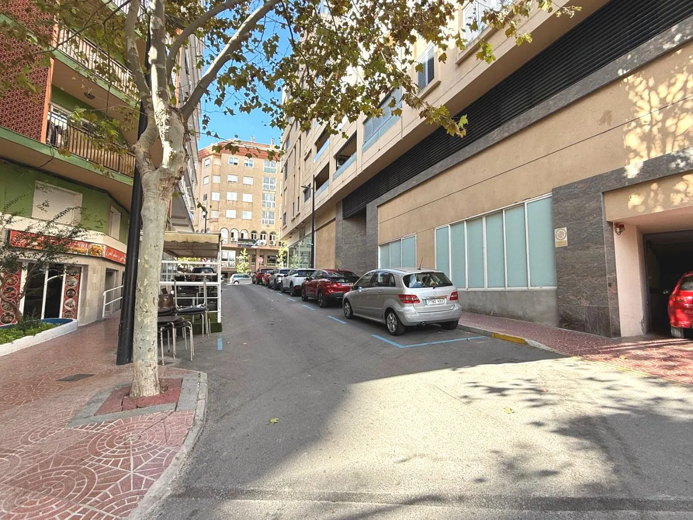 G51 - Large garage in the heart of Calpe – 30 m², Double capacity + Motorcycle parking.