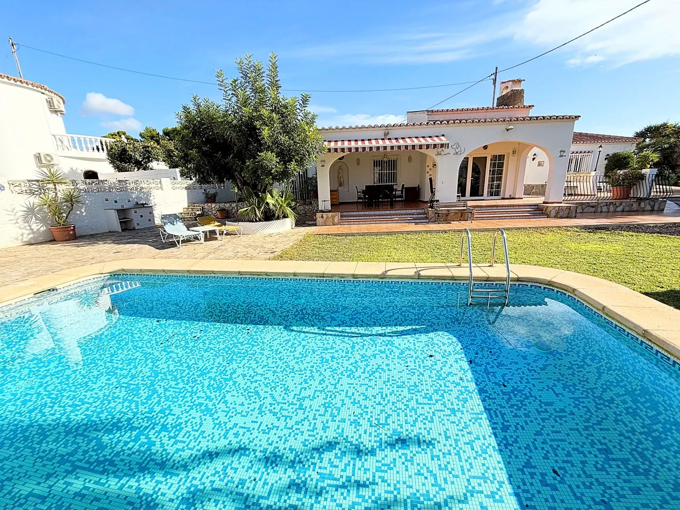 Una de las villas privadas más cercanas al centro de Calpe, construida en una sola planta en parcela llana....