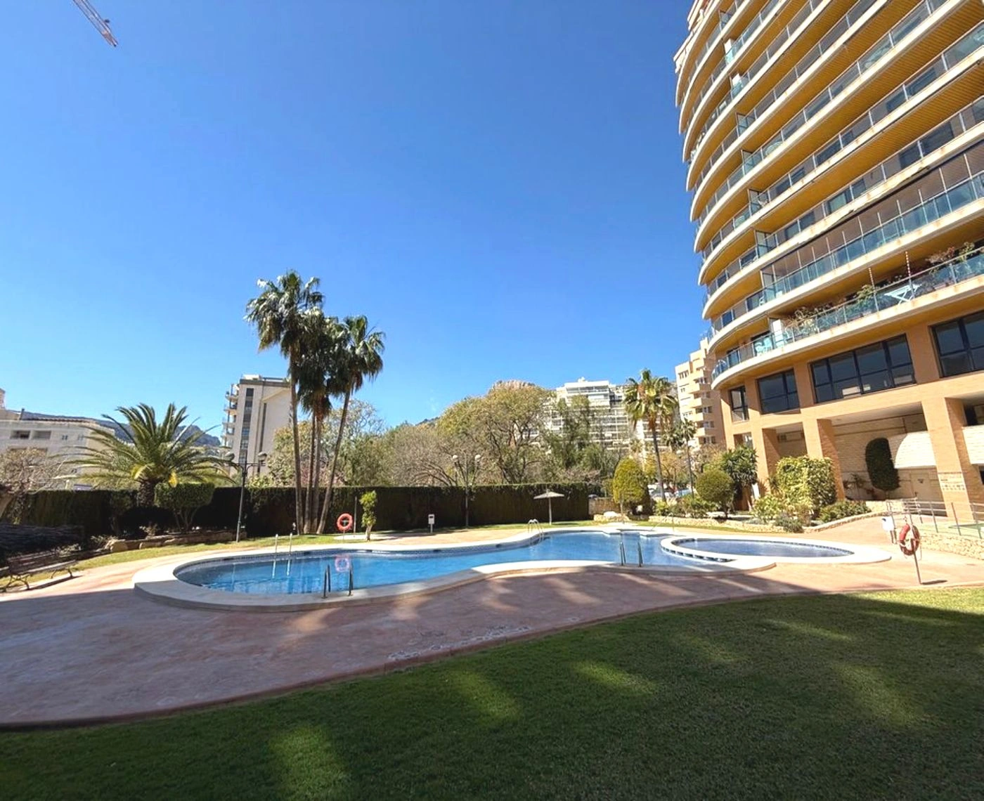 Licht appartement in het centrum van Calpe met parkeerplaats, zwembad en terras - Klaar om in te trekken!
