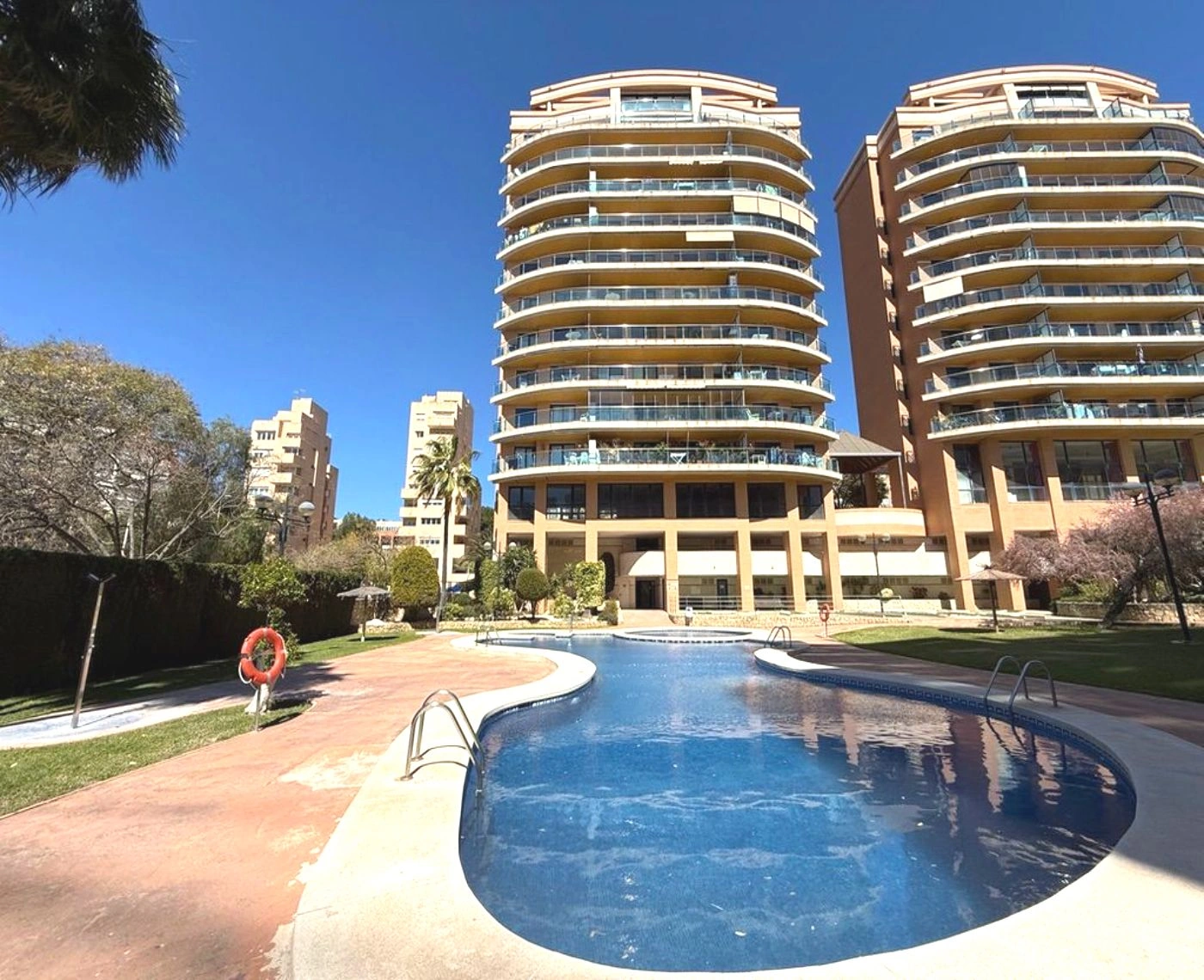 A440 - Luminoso apartamento céntrico en Calpe con parking, piscina y terraza – ¡Listo para entrar a vivir!