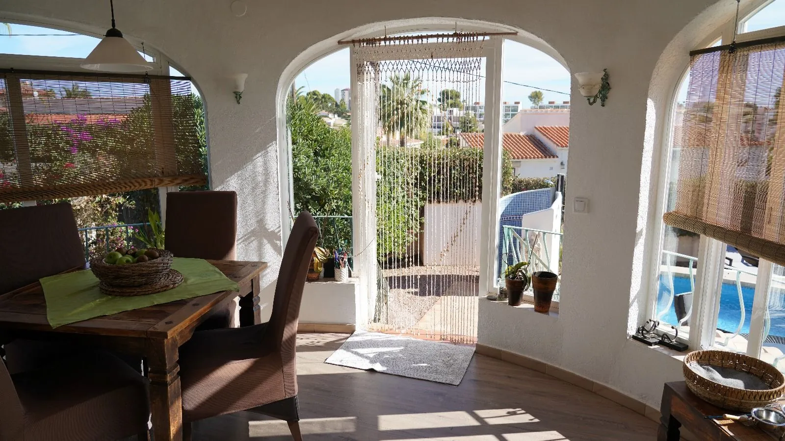 c413 - Villa situada a un paso de la playa Arenal con jardín