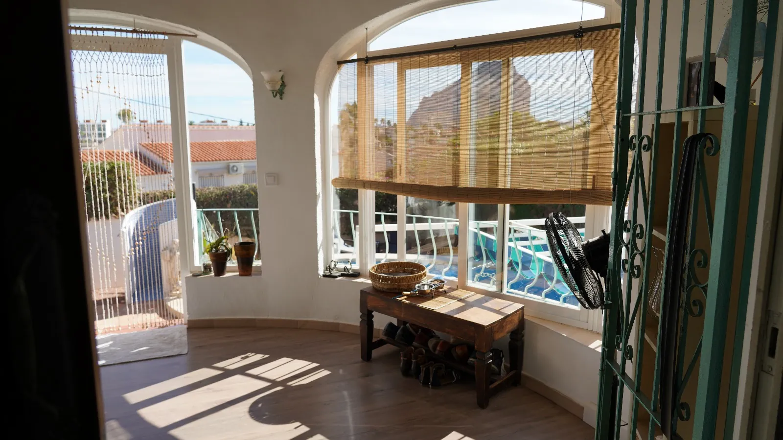 c413 - Villa situada a un paso de la playa Arenal con jardín