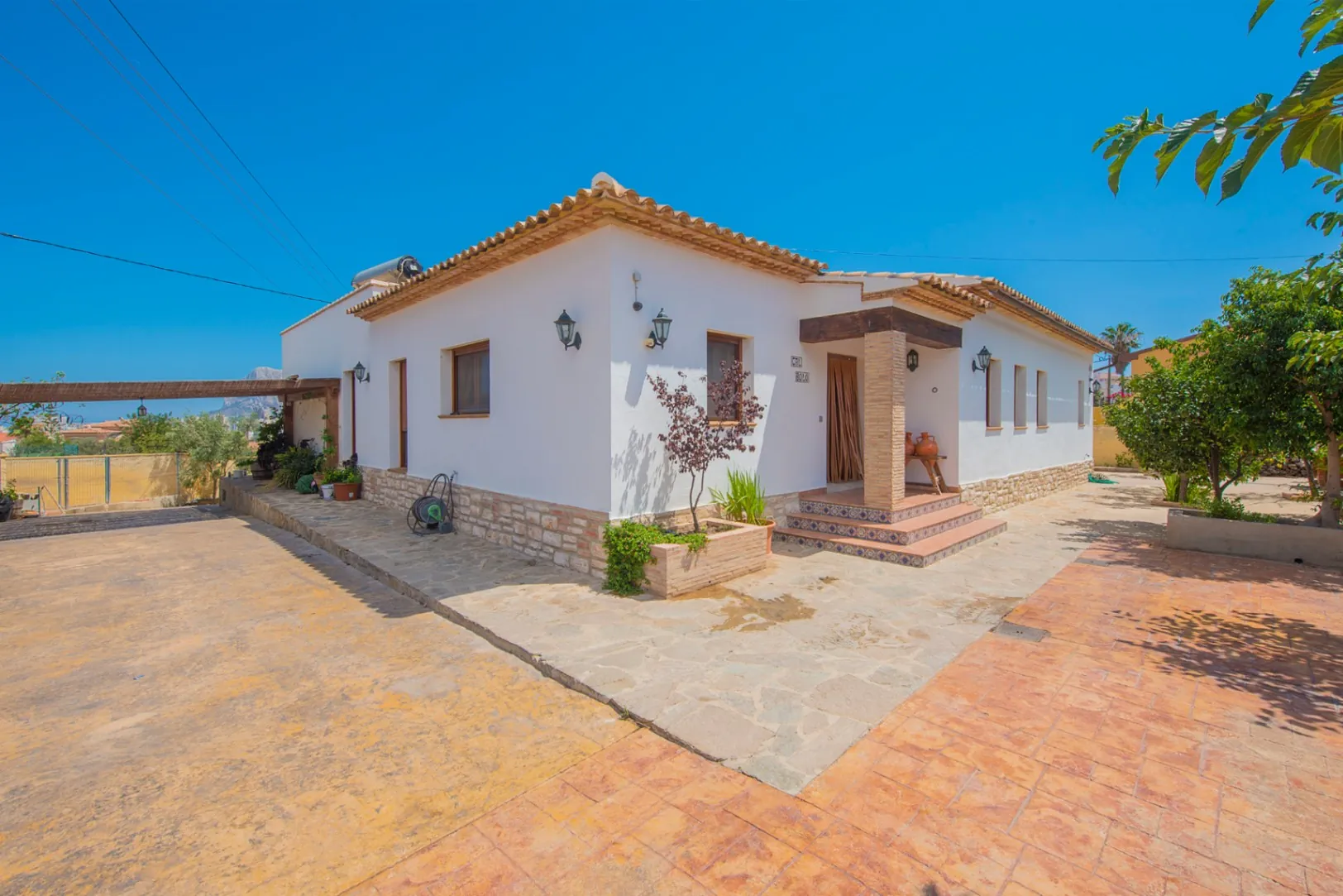 IN1M9VLQR - Excepcional villa en venta en Calpe ofrece el equilibrio perfecto entre comodidad y estilo.