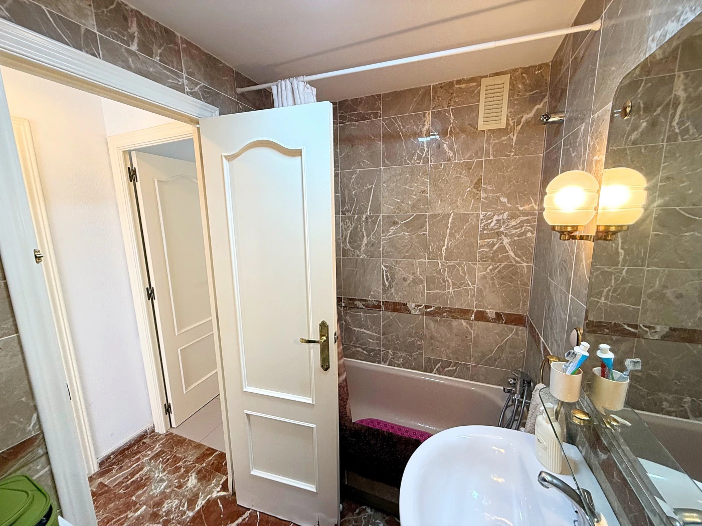 Apartamento en Primera Línea de Playa en Calpe con Vistas al Mar y Parking Incluido