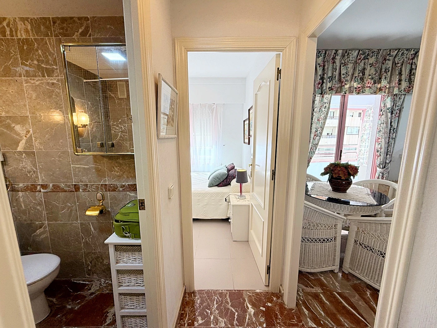 Apartamento en Primera Línea de Playa en Calpe con Vistas al Mar y Parking Incluido
