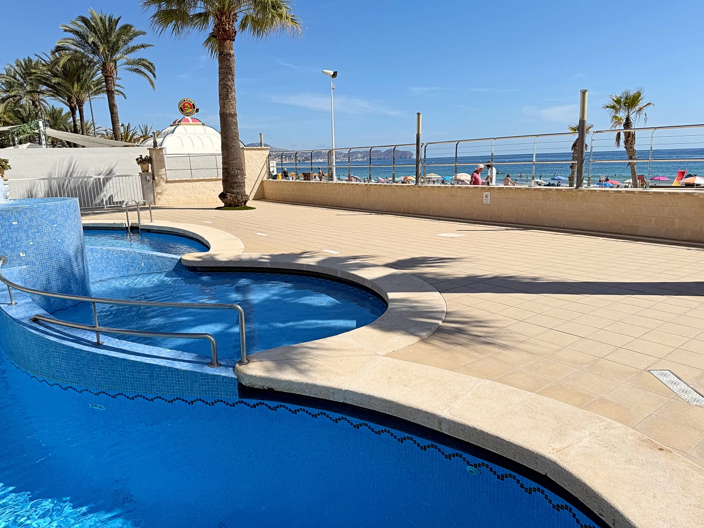 Apartamento en Primera Línea de Playa en Calpe con Vistas al Mar y Parking Incluido