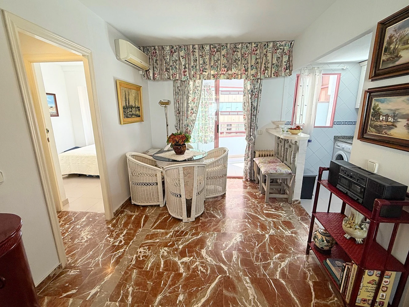 Apartamento en Primera Línea de Playa en Calpe con Vistas al Mar y Parking Incluido