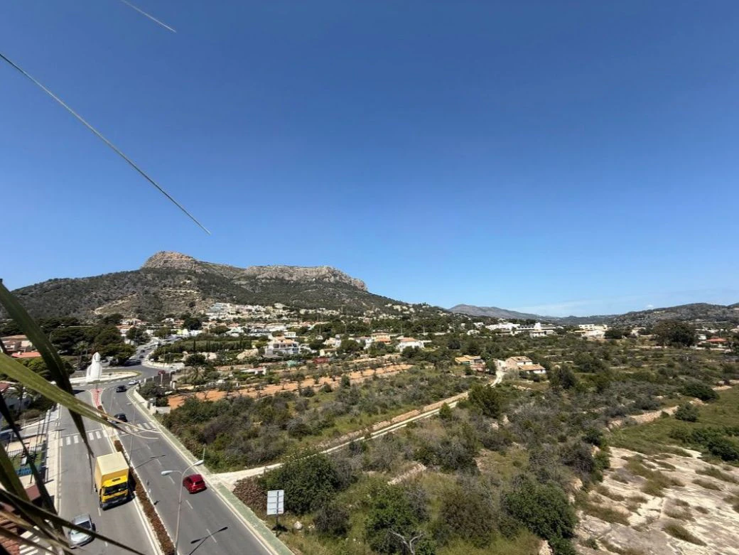 A446 - Espectacular Ático de una Sola Planta con Vistas de 240° en el Corazón de Calpe