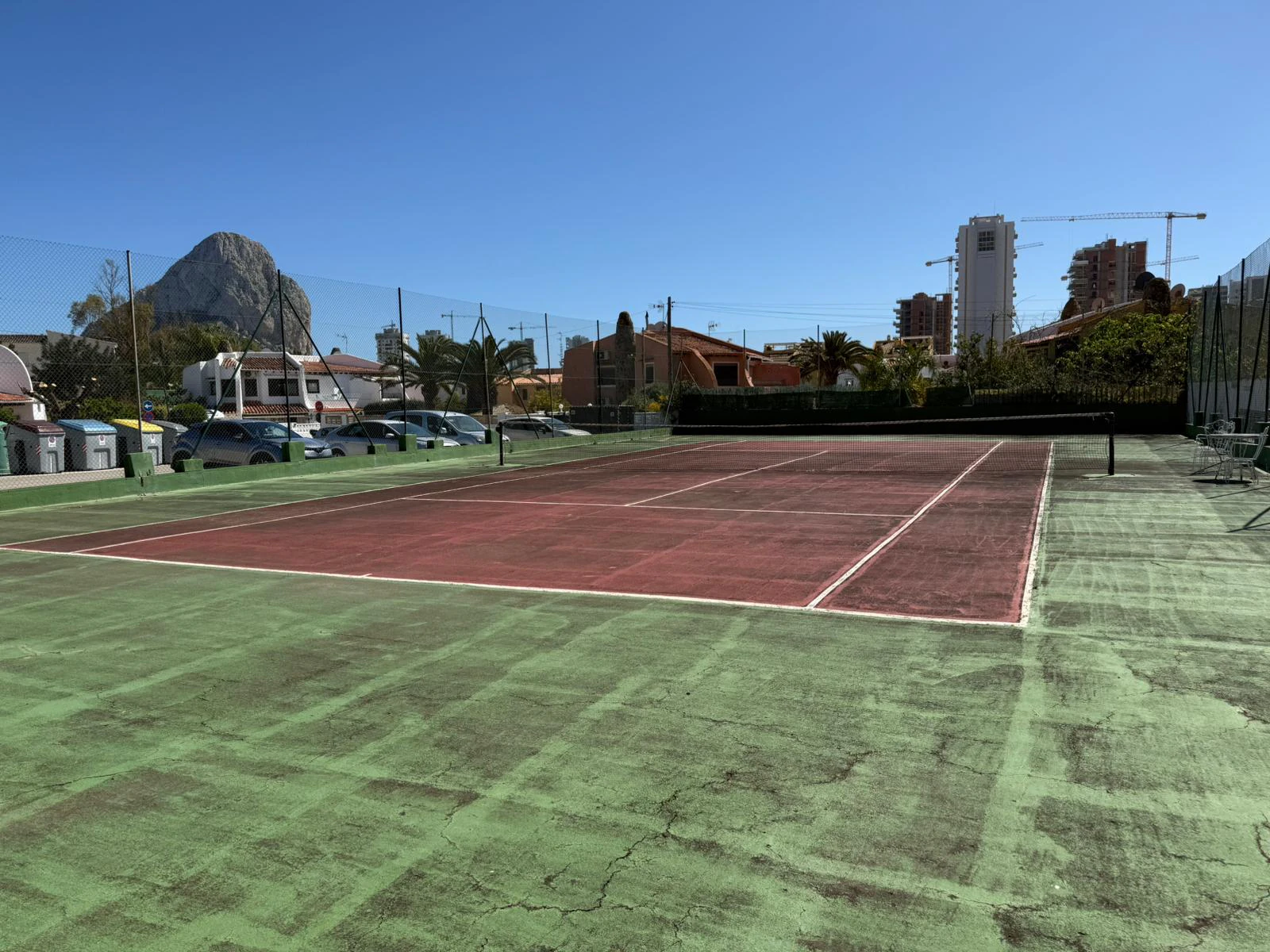 Appartement met tuin, open uitzicht, gemeenschappelijk zwembad en tennis op 1 km van het centrum en de zee.