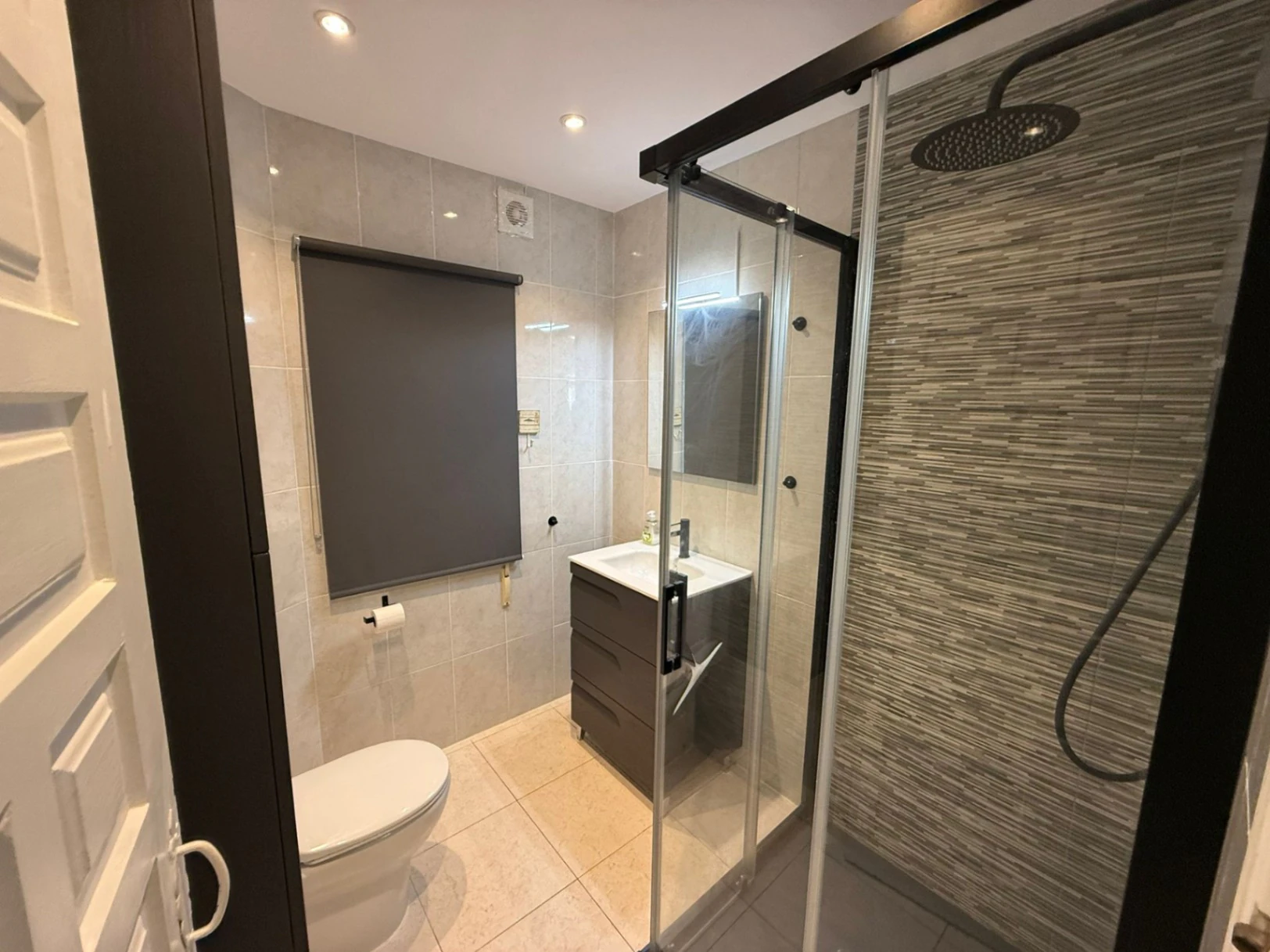 Appartement met tuin, open uitzicht, gemeenschappelijk zwembad en tennis op 1 km van het centrum en de zee.