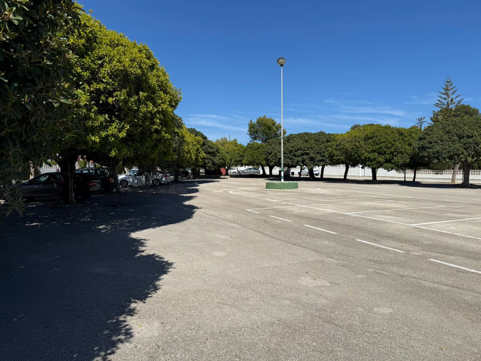 Appartement met tuin, open uitzicht, gemeenschappelijk zwembad en tennis op 1 km van het centrum en de zee.