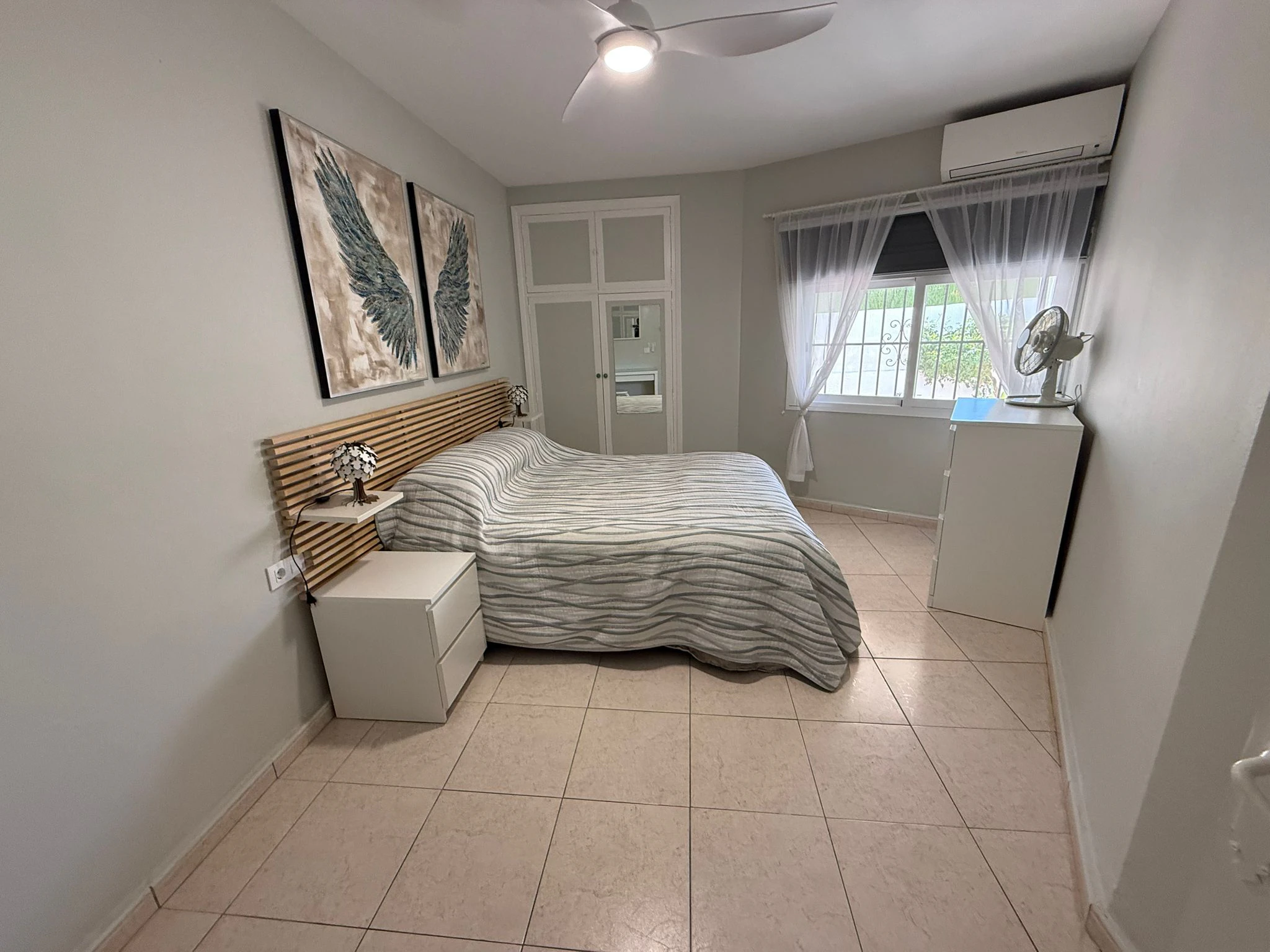 Appartement met tuin, open uitzicht, gemeenschappelijk zwembad en tennis op 1 km van het centrum en de zee.