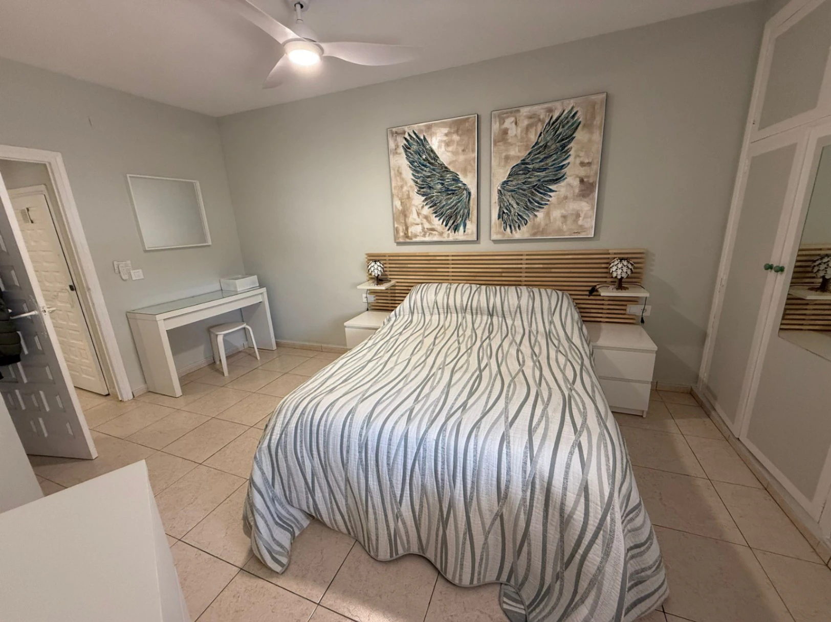 Appartement met tuin, open uitzicht, gemeenschappelijk zwembad en tennis op 1 km van het centrum en de zee.
