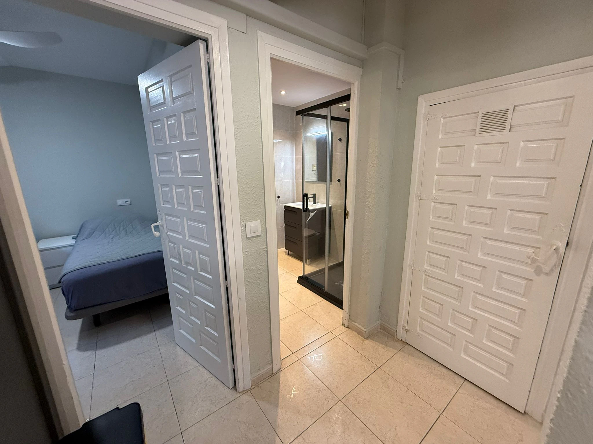 Appartement met tuin, open uitzicht, gemeenschappelijk zwembad en tennis op 1 km van het centrum en de zee.