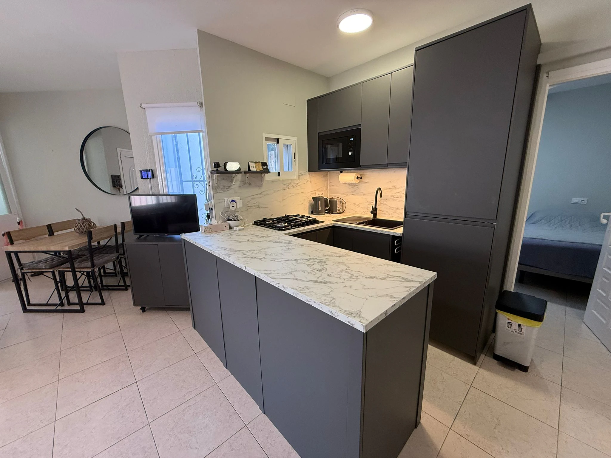 Appartement met tuin, open uitzicht, gemeenschappelijk zwembad en tennis op 1 km van het centrum en de zee.