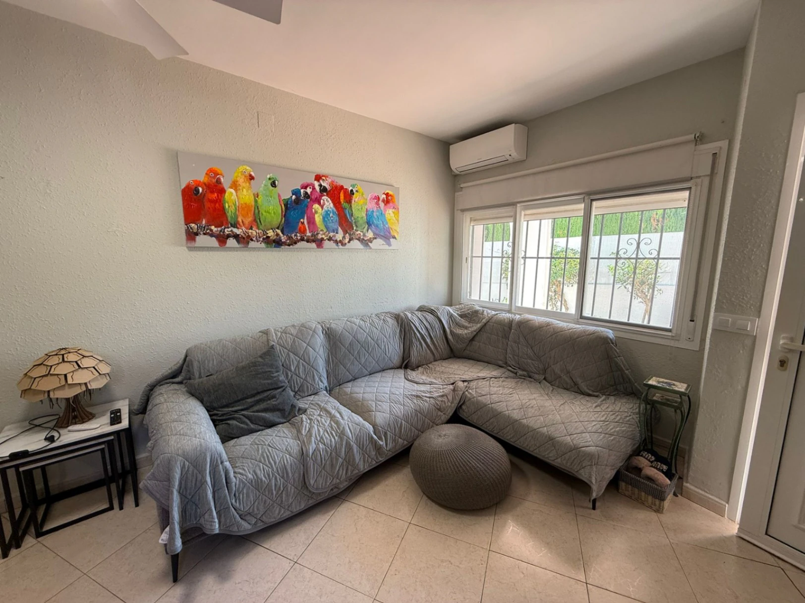 Appartement met tuin, open uitzicht, gemeenschappelijk zwembad en tennis op 1 km van het centrum en de zee.