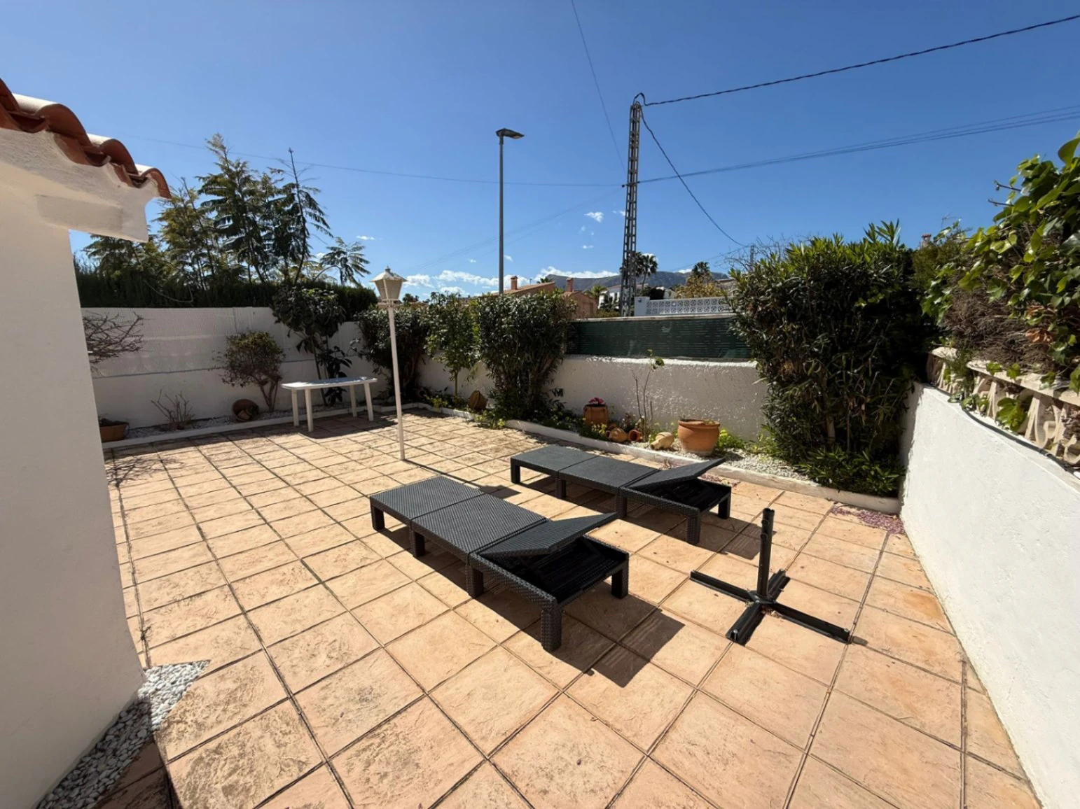 Appartement met tuin, open uitzicht, gemeenschappelijk zwembad en tennis op 1 km van het centrum en de zee.