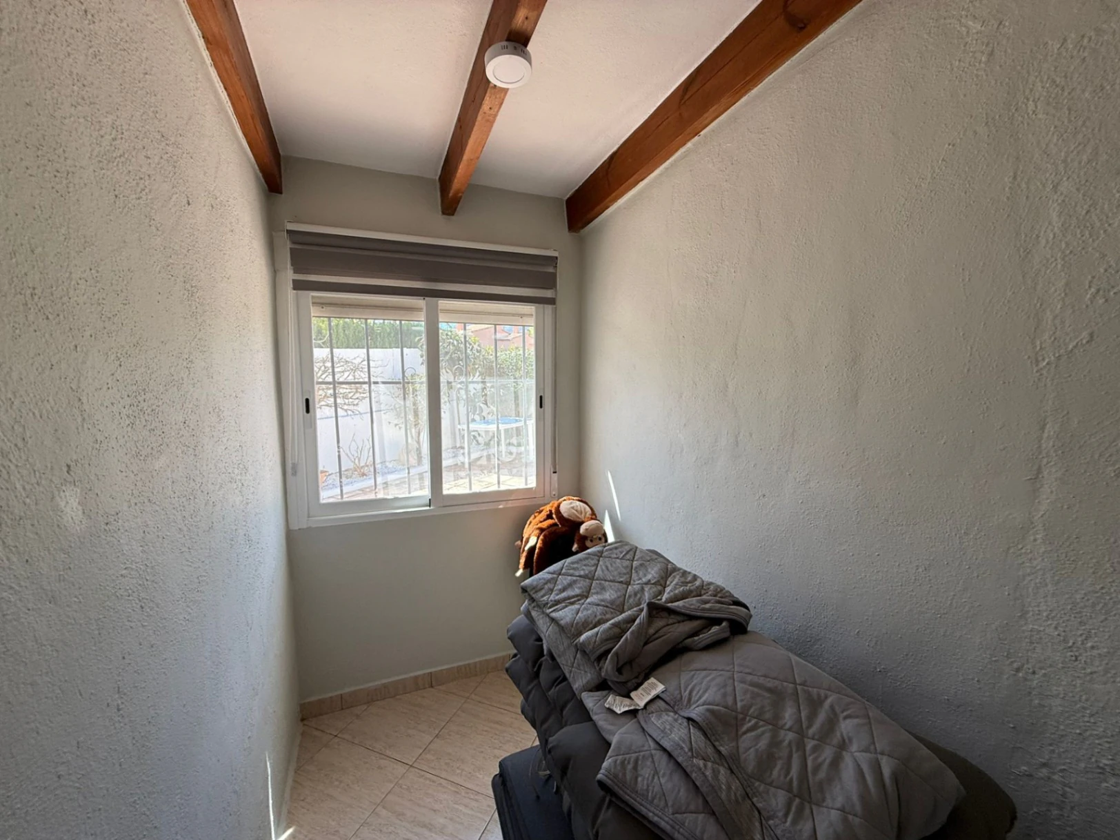 Appartement met tuin, open uitzicht, gemeenschappelijk zwembad en tennis op 1 km van het centrum en de zee.