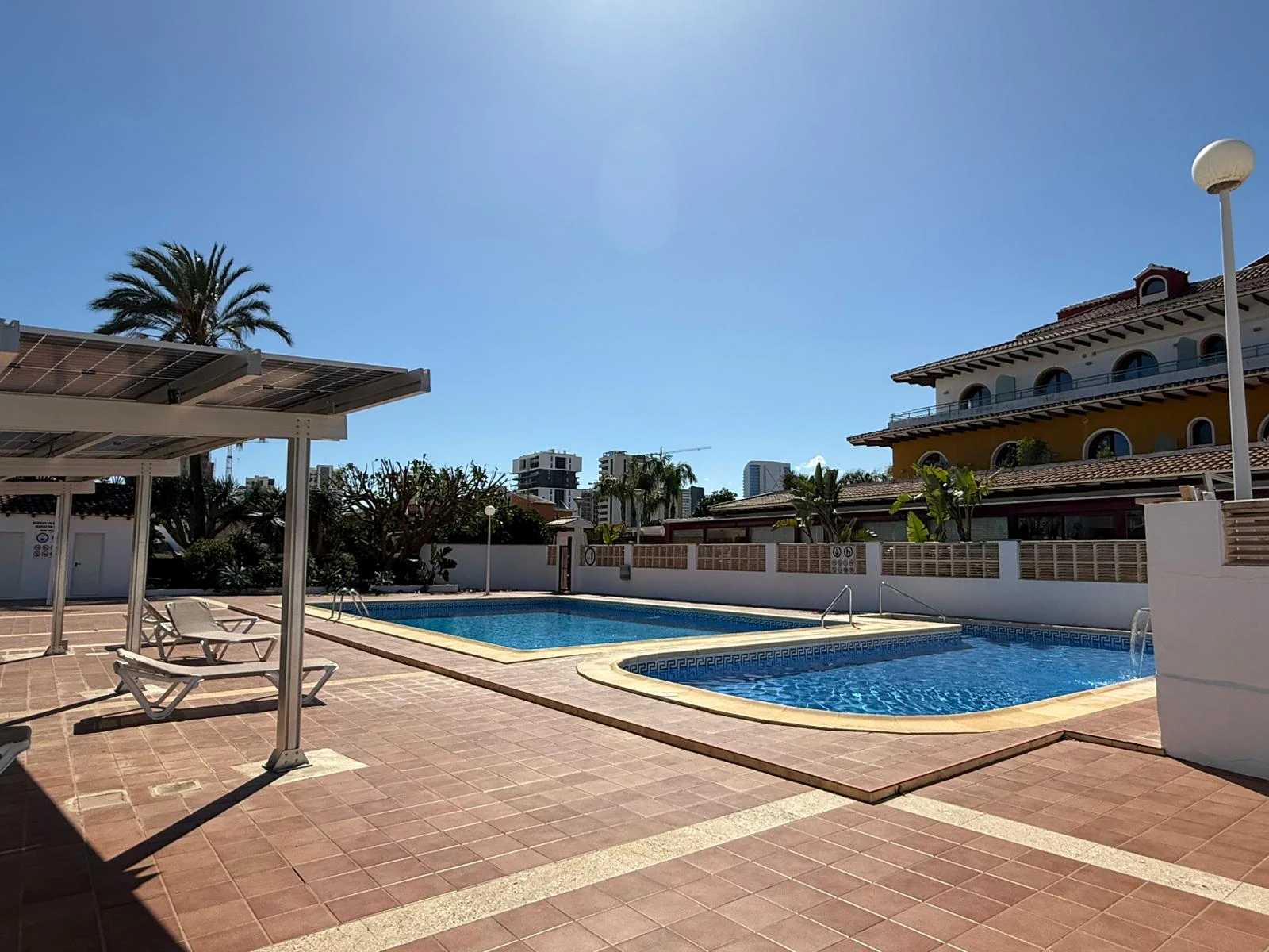 Appartement met tuin, open uitzicht, gemeenschappelijk zwembad en tennis op 1 km van het centrum en de zee.