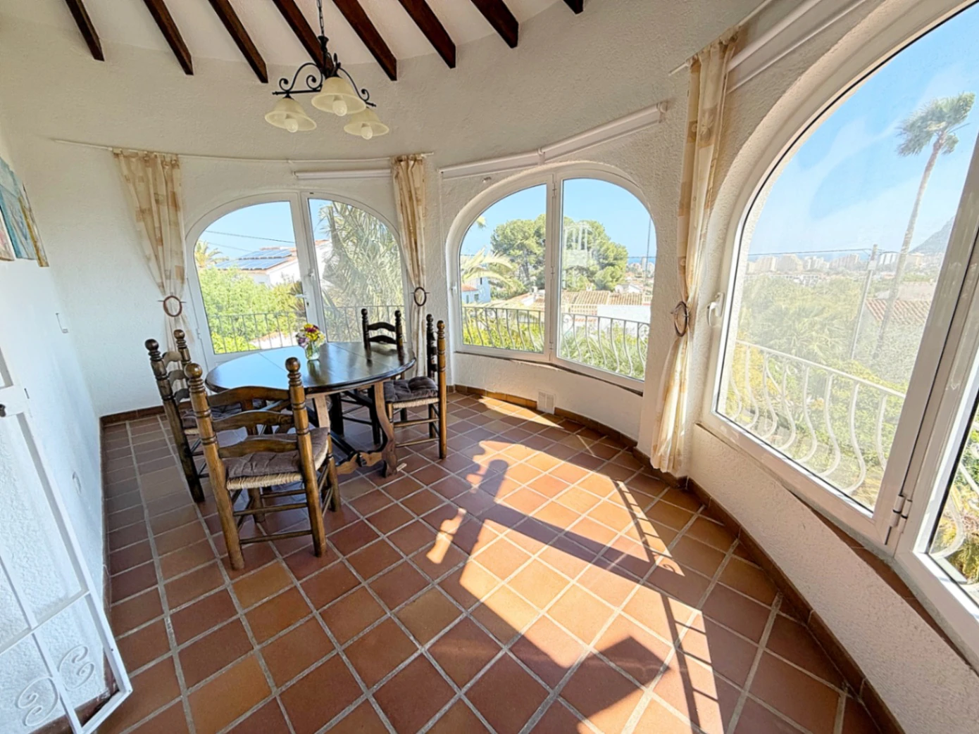 C423 - Joya Mediterránea con Vistas Infinitas: Un Refugio Impecable en Calpe