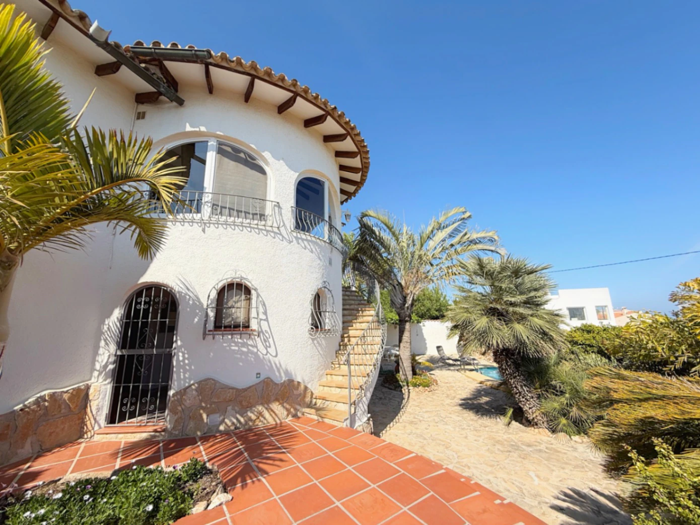 C423 - Joya Mediterránea con Vistas Infinitas: Un Refugio Impecable en Calpe