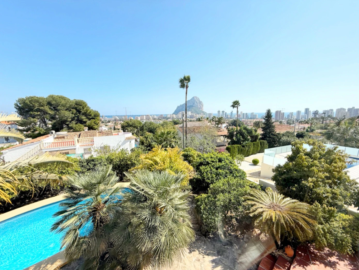 C423 - Joya Mediterránea con Vistas Infinitas: Un Refugio Impecable en Calpe