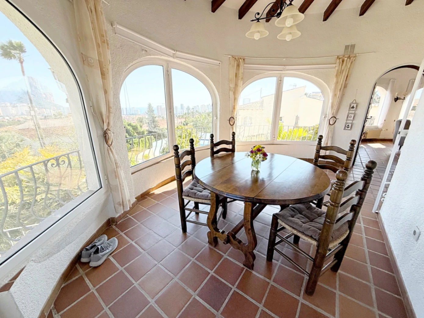 C423 - Joya Mediterránea con Vistas Infinitas: Un Refugio Impecable en Calpe