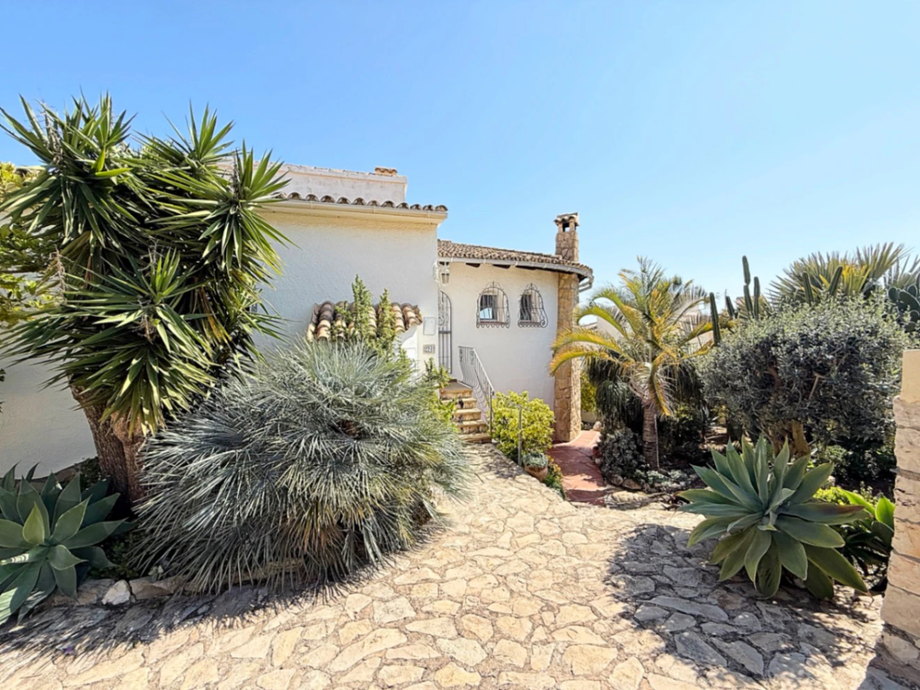 C423 - Joya Mediterránea con Vistas Infinitas: Un Refugio Impecable en Calpe