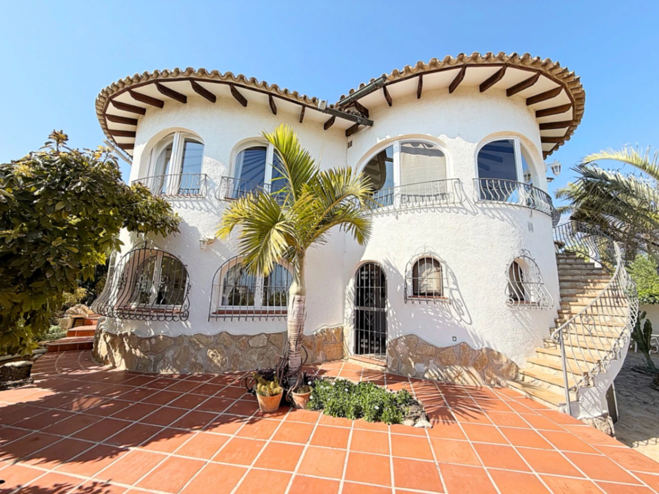 C423 - Joya Mediterránea con Vistas Infinitas: Un Refugio Impecable en Calpe