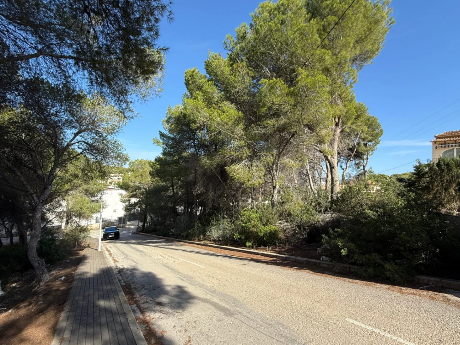 Städtisches Grundstück in Moraira, nahe aller Dienstleistungen, mit allen Infrastrukturen.