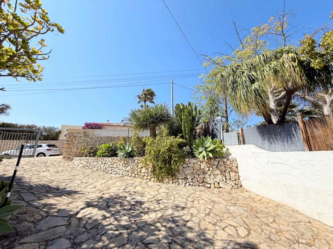 C423 - Joya Mediterránea con Vistas Infinitas: Un Refugio Impecable en Calpe
