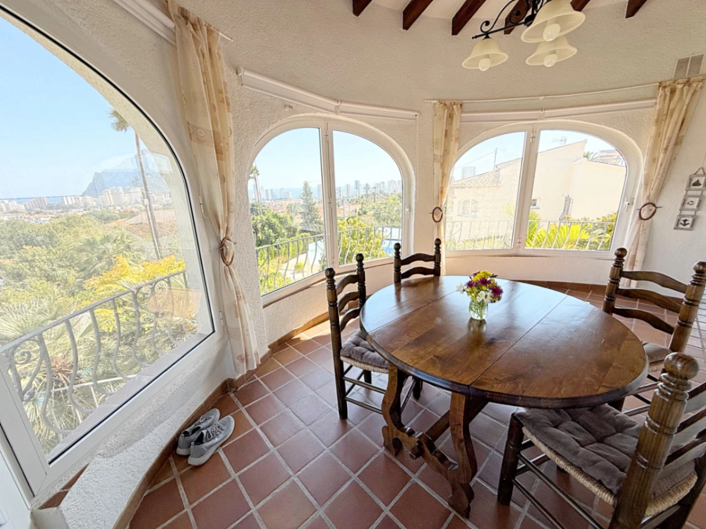 C423 - Joya Mediterránea con Vistas Infinitas: Un Refugio Impecable en Calpe