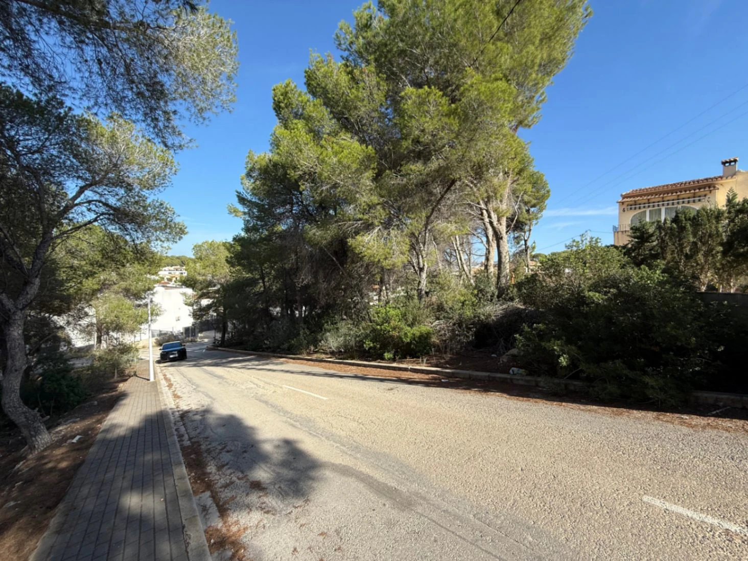 Städtisches Grundstück in Moraira, nahe aller Dienstleistungen, mit allen Infrastrukturen.