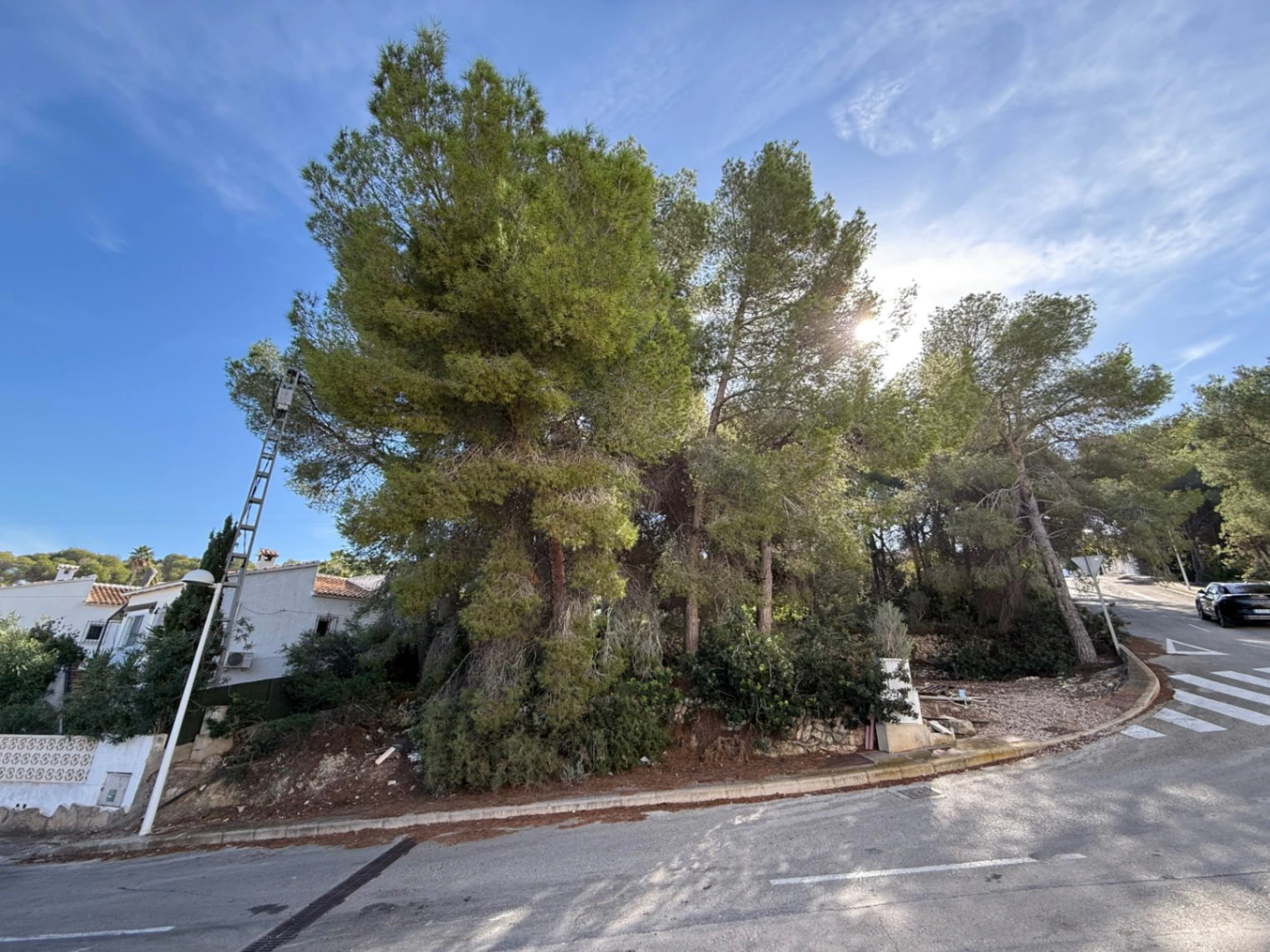 Städtisches Grundstück in Moraira, nahe aller Dienstleistungen, mit allen Infrastrukturen.