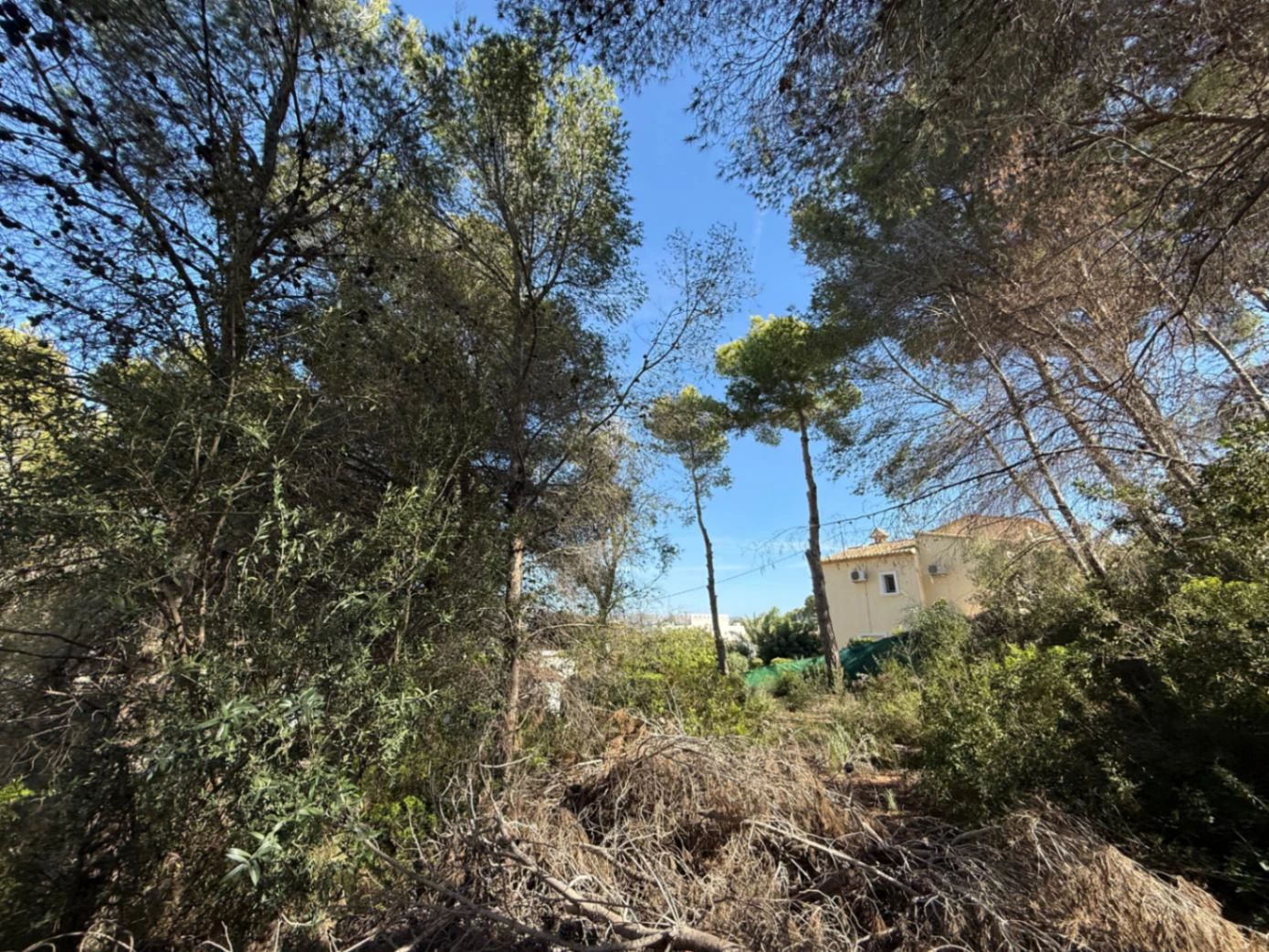 Städtisches Grundstück in Moraira, nahe aller Dienstleistungen, mit allen Infrastrukturen.
