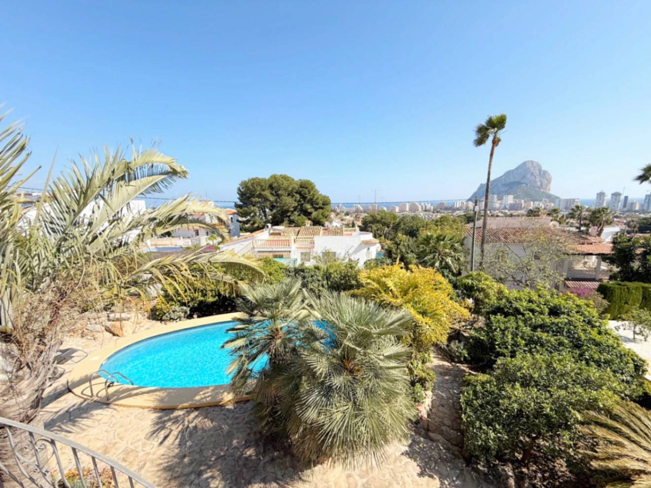 C423 - Joya Mediterránea con Vistas Infinitas: Un Refugio Impecable en Calpe