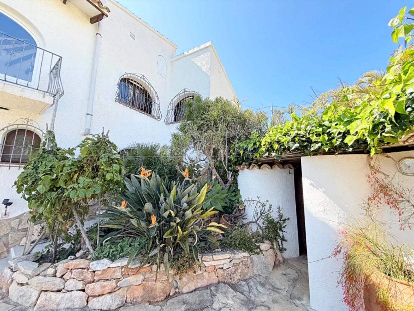 C423 - Joya Mediterránea con Vistas Infinitas: Un Refugio Impecable en Calpe