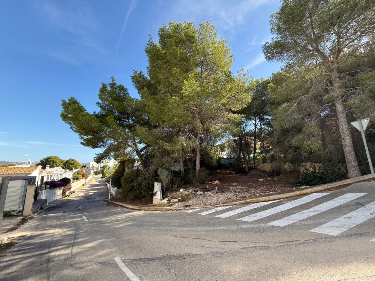 Städtisches Grundstück in Moraira, nahe aller Dienstleistungen, mit allen Infrastrukturen.