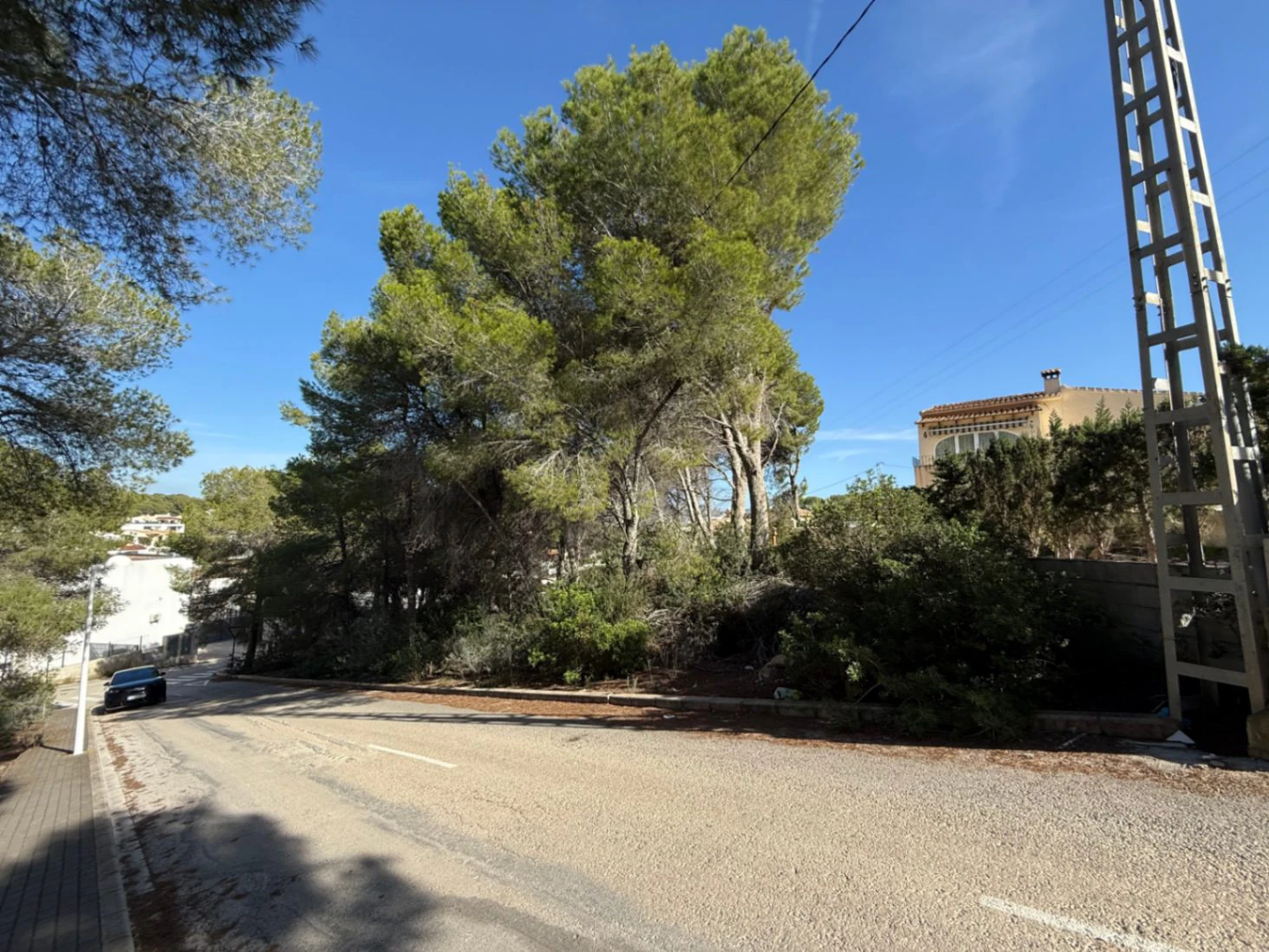 Städtisches Grundstück in Moraira, nahe aller Dienstleistungen, mit allen Infrastrukturen.