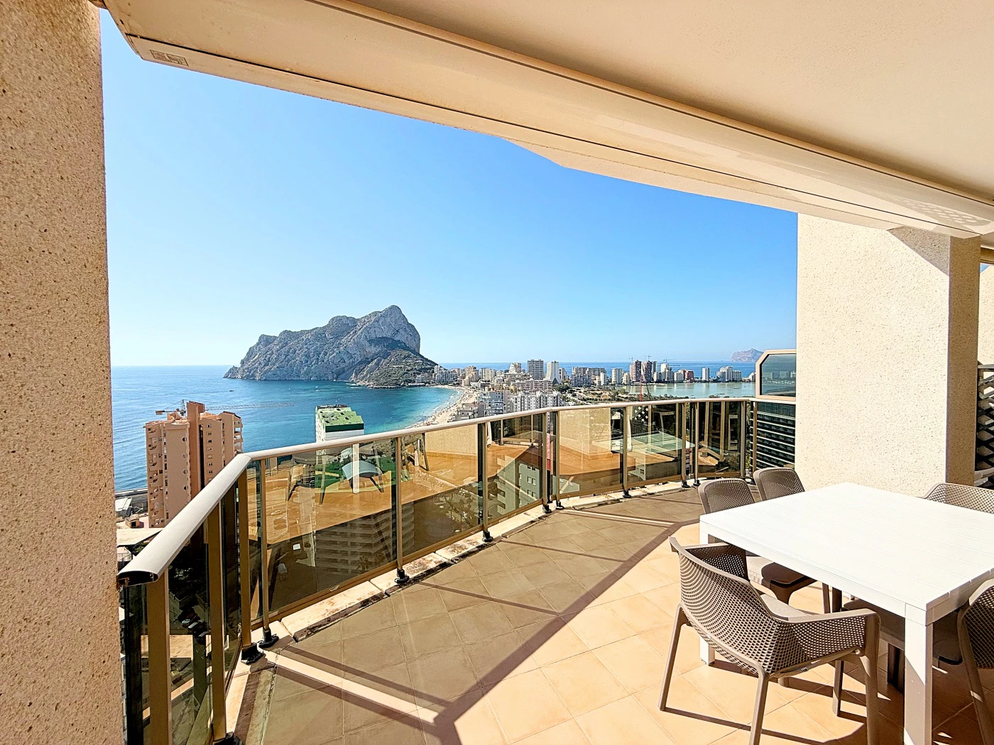 Impresionante Ático en Una Sola Planta con Vistas al Mar de 240° – Una Propiedad Verdaderamente Única en Calpe