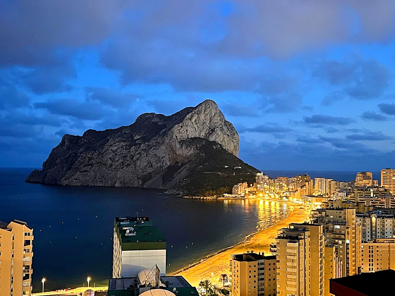 Impresionante Ático en Una Sola Planta con Vistas al Mar de 240° – Una Propiedad Verdaderamente Única en Calpe
