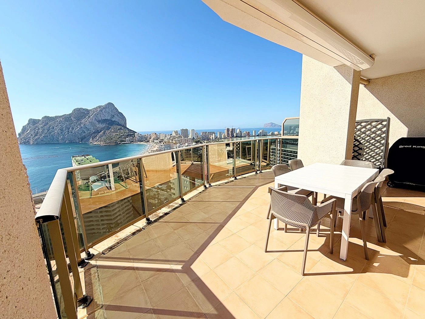 Impresionante Ático en Una Sola Planta con Vistas al Mar de 240° – Una Propiedad Verdaderamente Única en Calpe