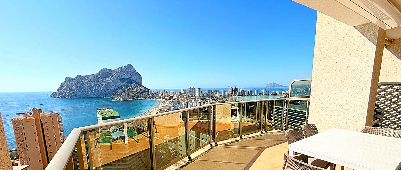 Impresionante Ático en Una Sola Planta con Vistas al Mar de 240° – Una Propiedad Verdaderamente Única en Calpe