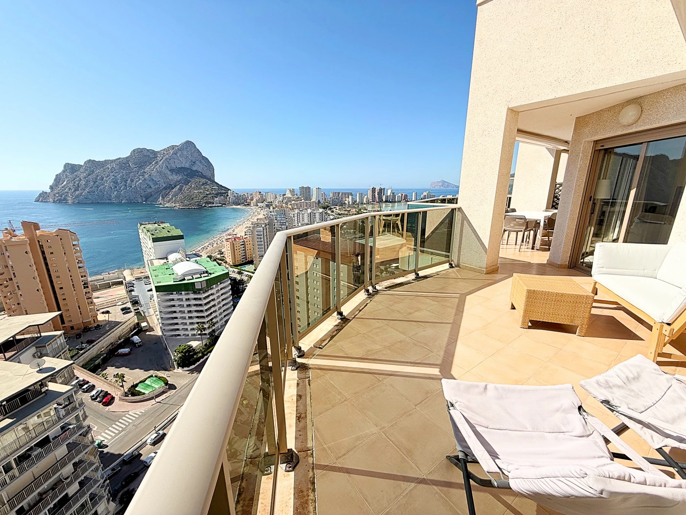 A421 - Impresionante Ático en Una Sola Planta con Vistas al Mar de 240° – Una Propiedad Verdaderamente Única en Calpe