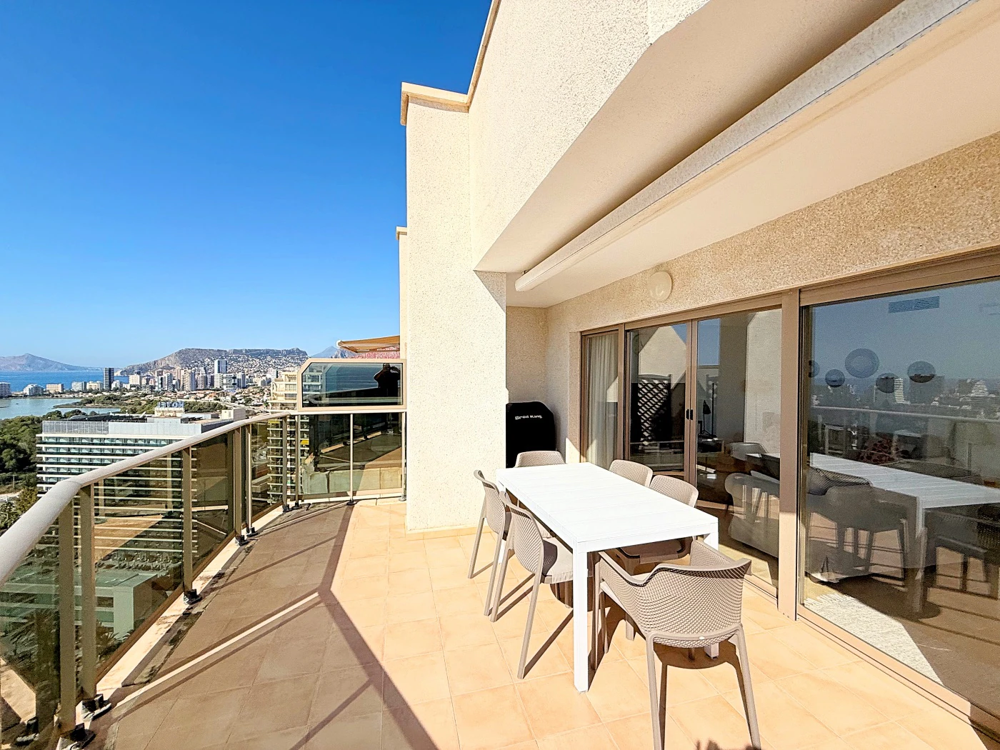 Impresionante Ático en Una Sola Planta con Vistas al Mar de 240° – Una Propiedad Verdaderamente Única en Calpe