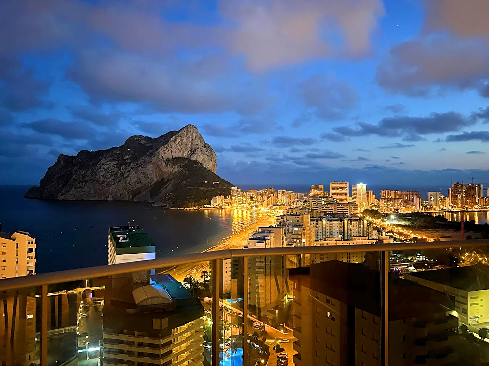 Impresionante Ático en Una Sola Planta con Vistas al Mar de 240° – Una Propiedad Verdaderamente Única en Calpe
