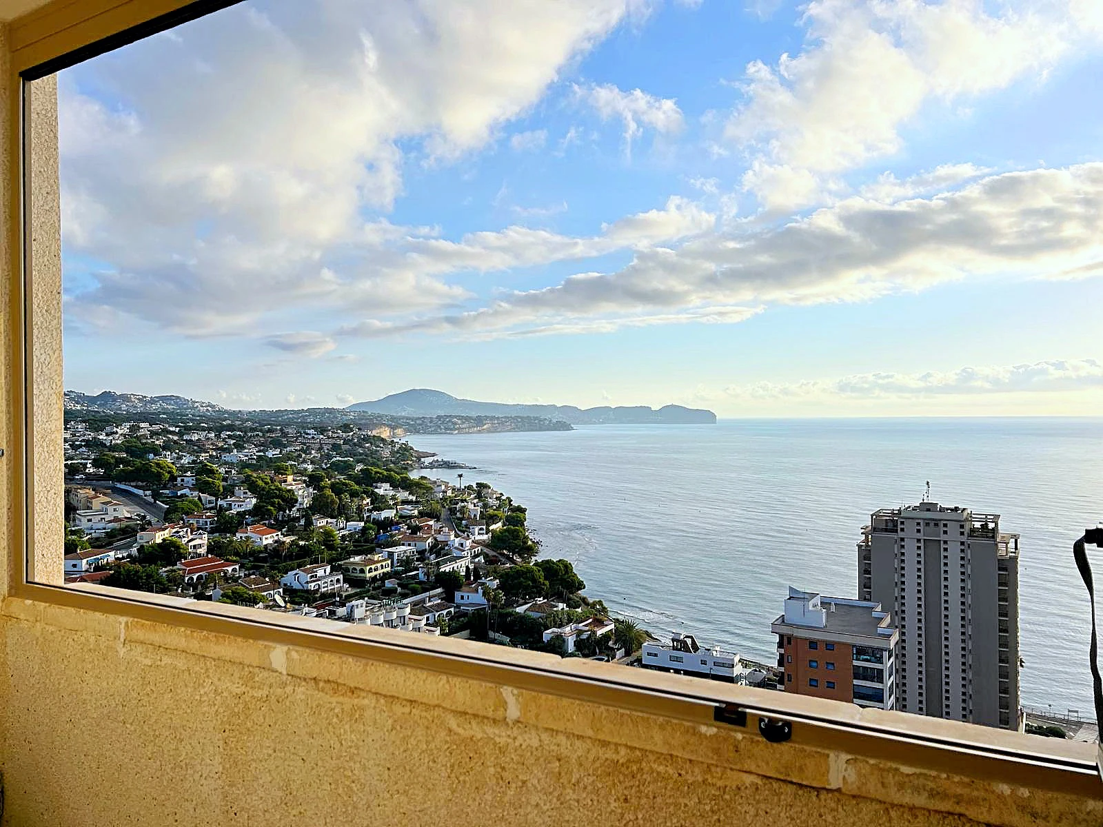 Impresionante Ático en Una Sola Planta con Vistas al Mar de 240° – Una Propiedad Verdaderamente Única en Calpe